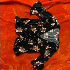 Adorable floral top🌺